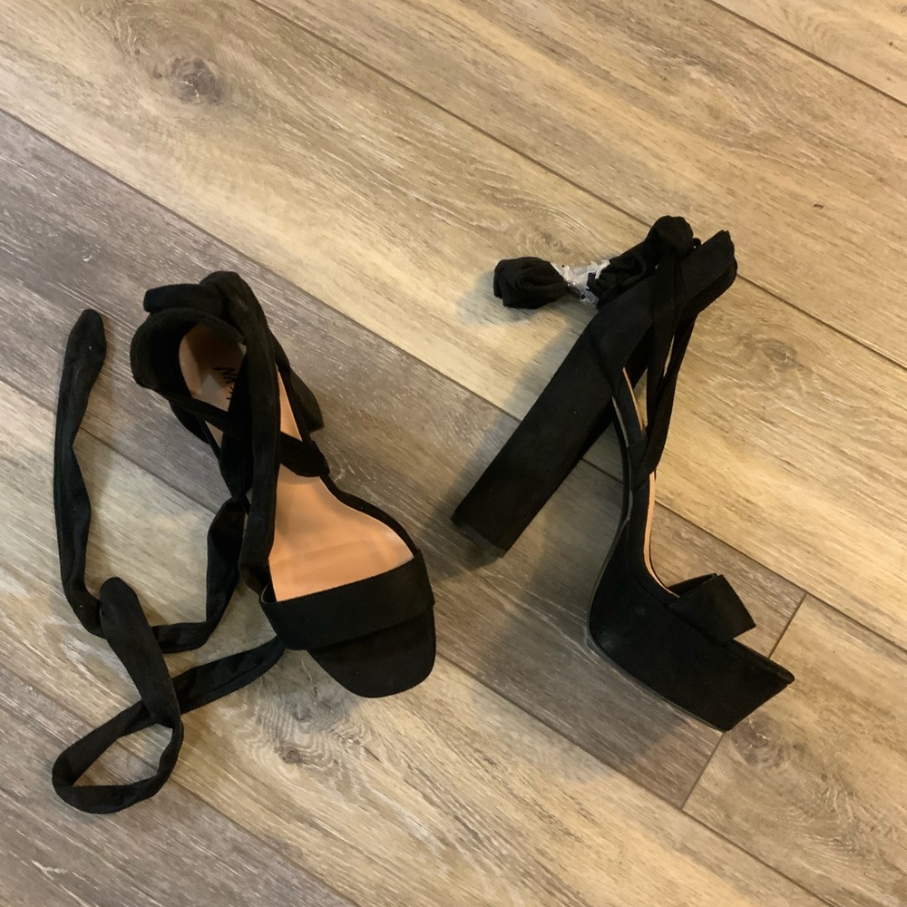 Elegant Black Platform Heels. soft ties up the leg. Size 5